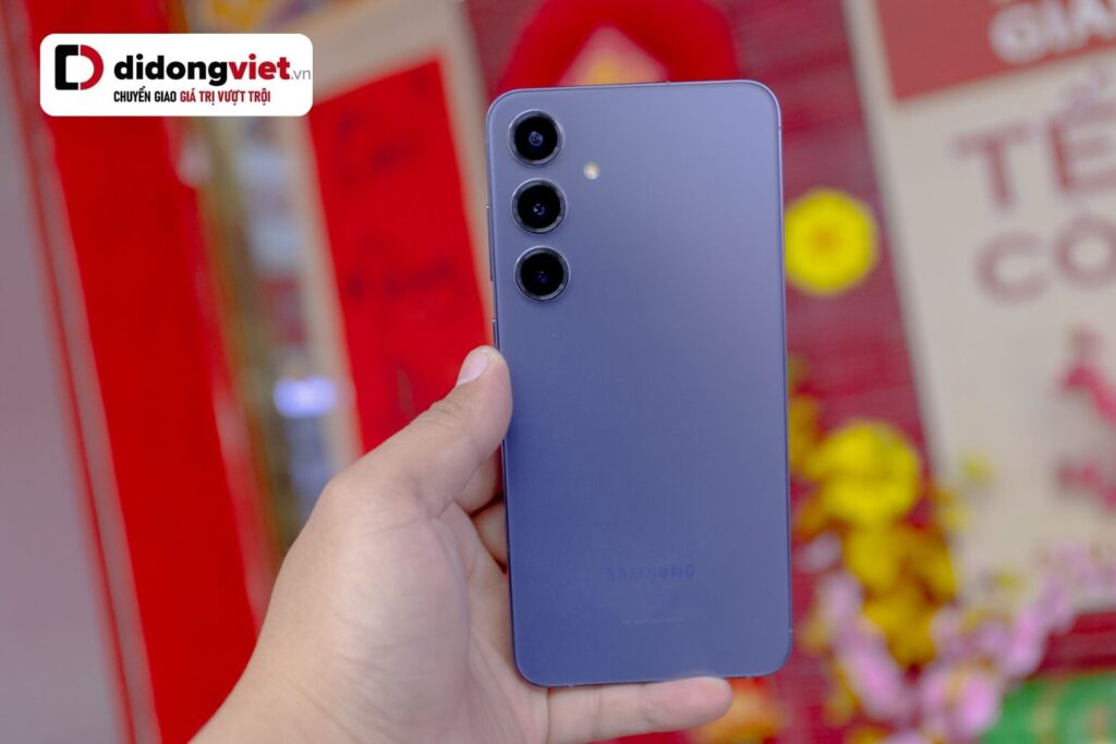 Galaxy S24 Plus nổi bật với thiết kế mỏng nhẹ, cao cấp và cầm nắm thoải mái.