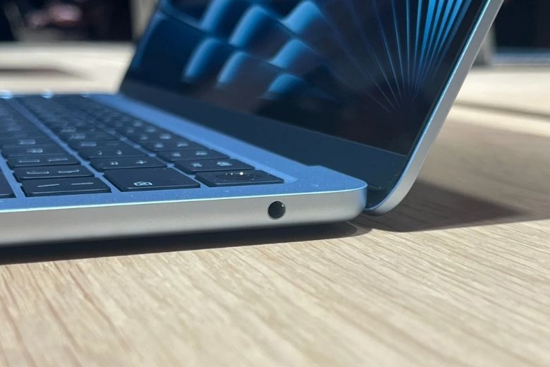 trên tay Macbook Air M5 - hiệu năng cao trong phân khúc mỏng nhẹ.