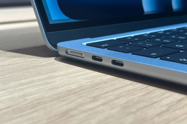 trên tay Macbook Air M5 - cổng sạc Magsafe.