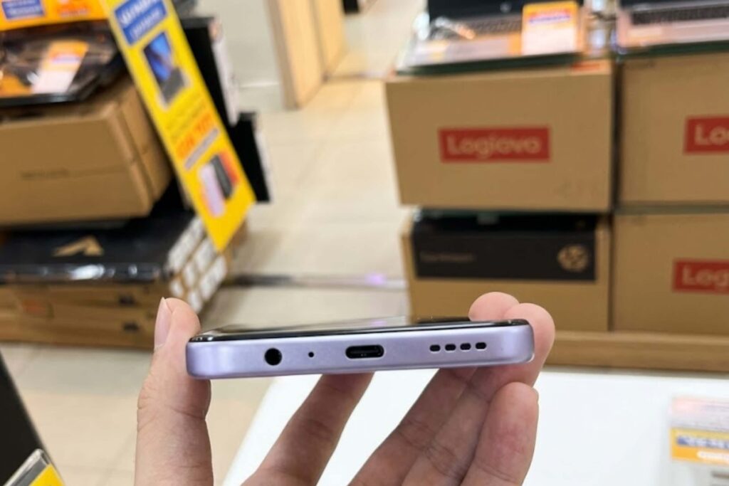 Thiết kế cân đối giúp OPPO A6c cầm nắm thoải mái dù sở hữu viên pin lớn 7000mAh.