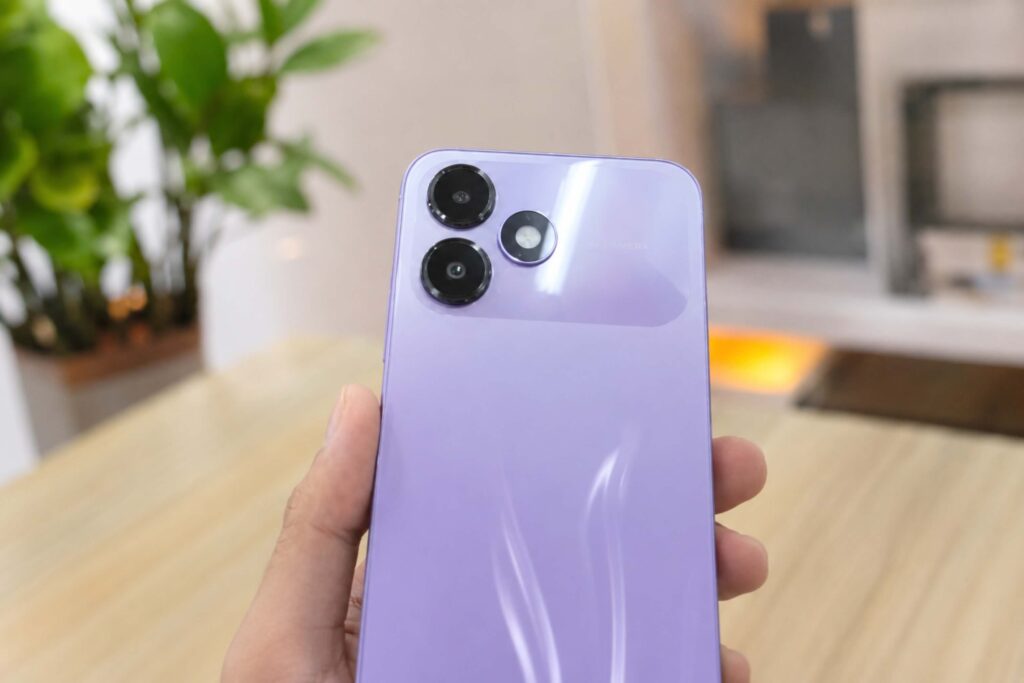 Hai tùy chọn màu sắc nổi bật cùng bề mặt nhám tăng độ bám giúp OPPO A6c vừa đẹp mắt vừa tiện dụng.