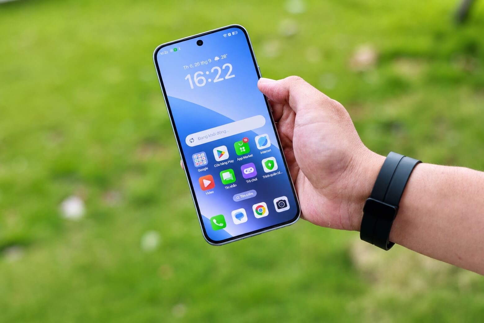 Trên tay OPPO A6t Pro màn hình sáng ngoài trời