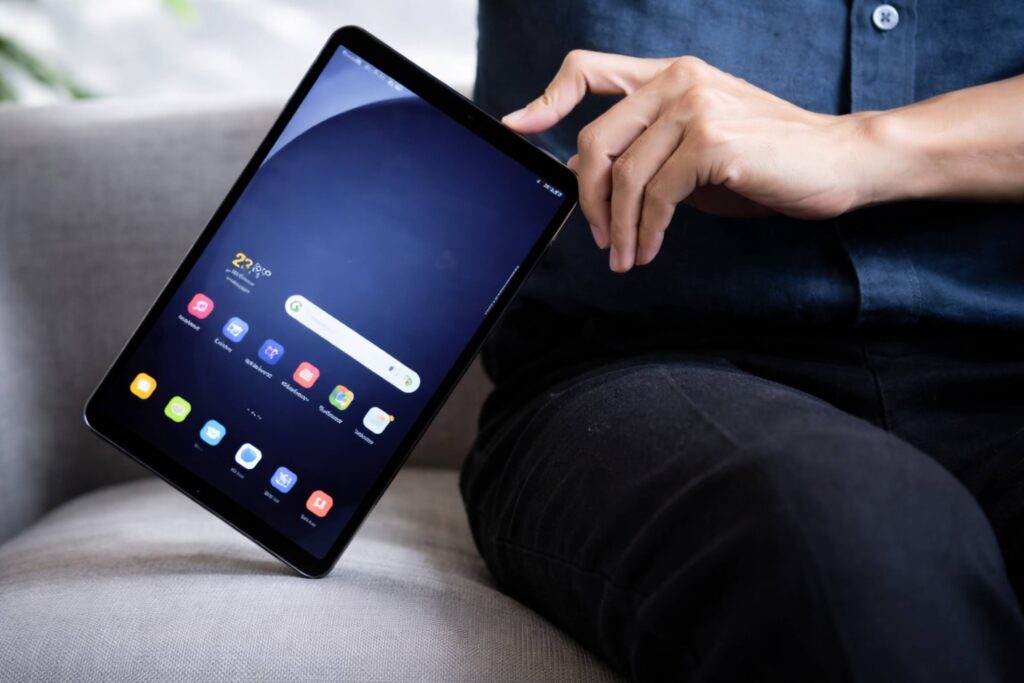 Trên tay Samsung Tab A11 LTE với thiết kế mang tính ứng dụng và hiệu năng ổn định 13 Thiết kế gọn nhẹ, cầm nắm thoải mái và tối ưu cho nhu cầu giải trí di động.