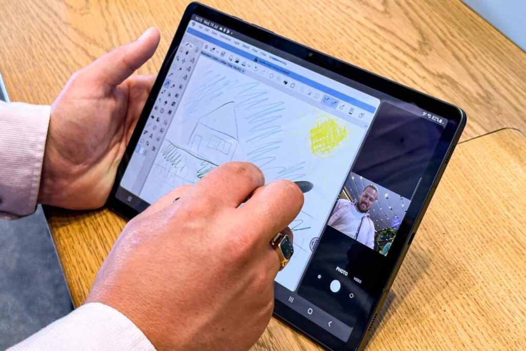 So sánh chi tiết iPad A16 và Samsung Galaxy Tab S9 về mức giá và hiệu năng 11 Trải nghiệm thị giác sống động và mượt mà đỉnh cao với màn hình Dynamic AMOLED 2X 120Hz trên Samsung Galaxy Tab S9.