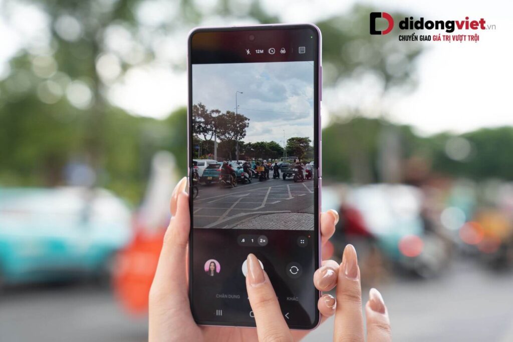 Cấu hình và trải nghiệm thực tế trên Samsung Galaxy Z Flip8 9 Camera 50MP AI Bokeh và pin thông minh mang đến trải nghiệm quay chụp ổn định trên Galaxy Z Flip8.