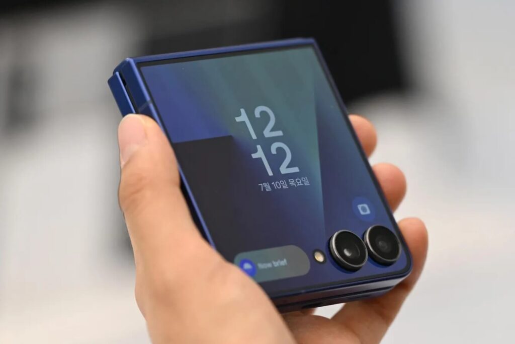 Có nên mua Samsung Galaxy Z Flip8 qua các tin rò rỉ về hiệu năng, cấu hình 10 Bản lề cải tiến giúp hạn chế khe hở và tăng độ bền khi gập mở hằng ngày.