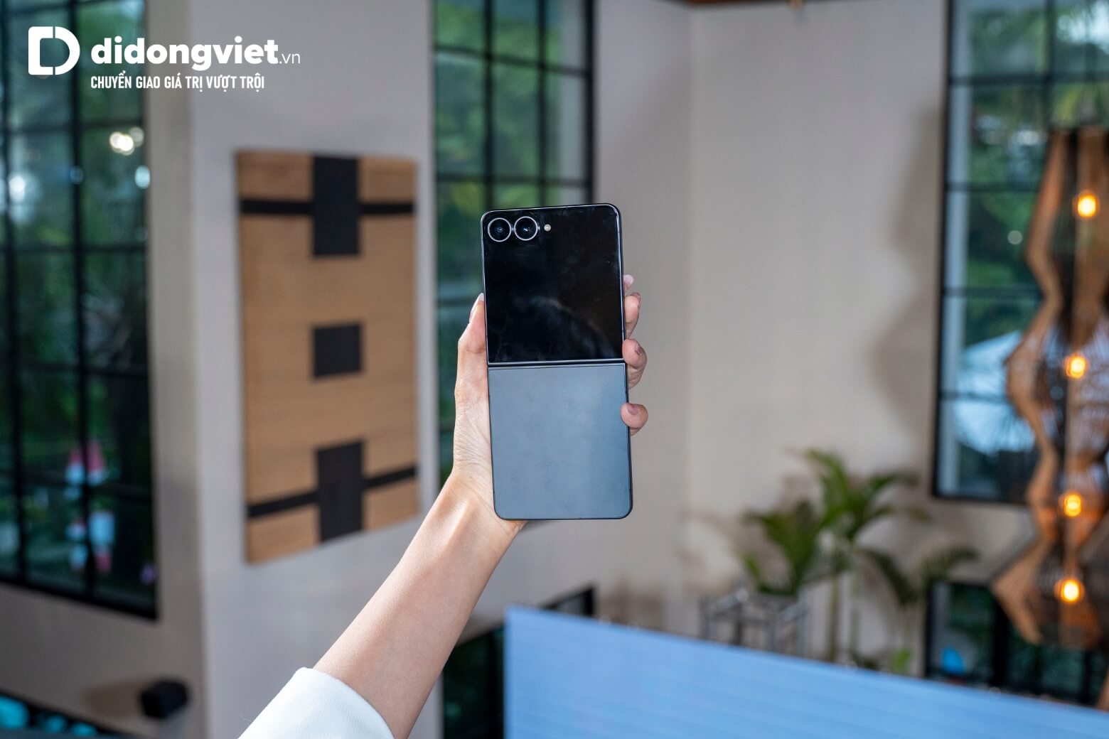 Đánh giá camera Samsung Galaxy Z Flip8: Trải nghiệm nhiếp ảnh với FlexCam 4 Đánh giá camera Samsung Galaxy Z Flip8 cụm ống kính sau