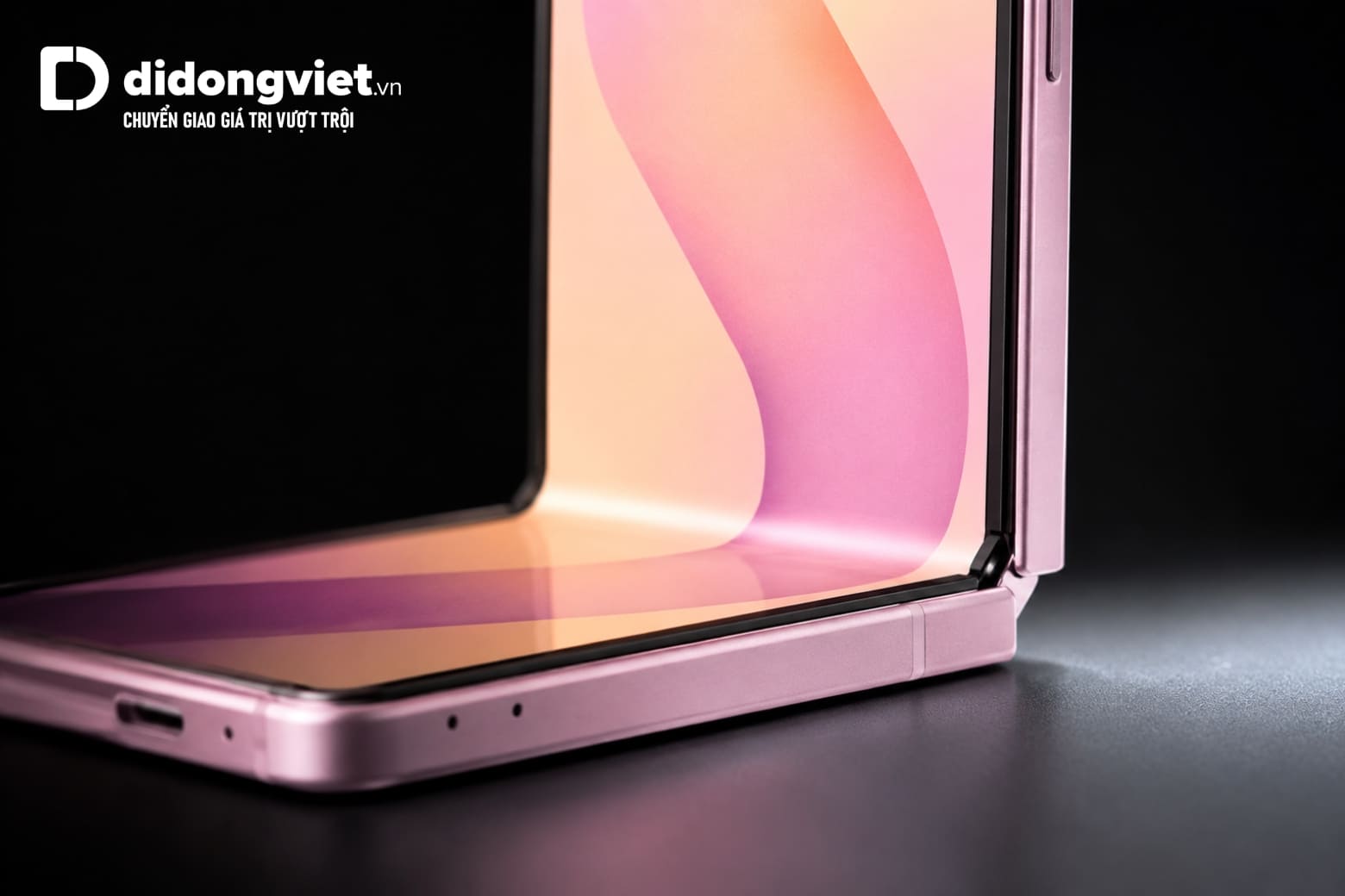 Đánh giá màn hình Samsung Z Flip8: Sáng rõ và tiện dụng 9 Cận cảnh nếp gấp và bản lề màn hình Samsung Galaxy Z Flip8