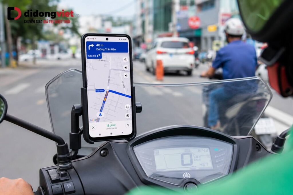 Đánh giá chi tiết REDMI 15 5G và trải nghiệm viên pin 7000mAh thực tế 5 Đánh giá REDMI 15 5G hiển thị bản đồ ngoài trời nắng không cần cắm sạc dự phòng