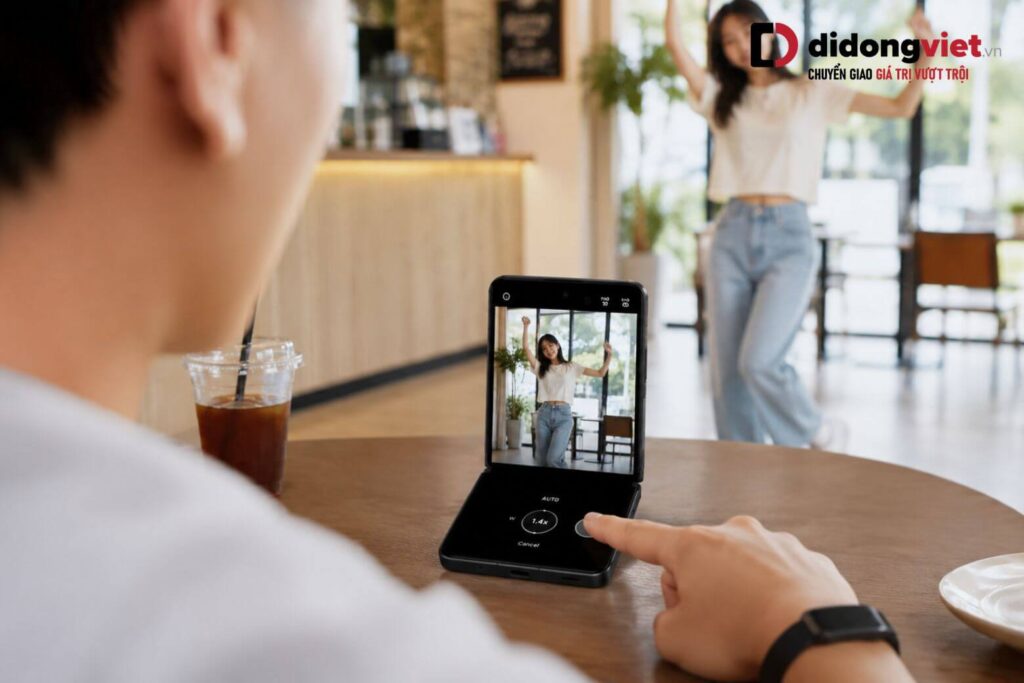 Hướng dẫn cách dùng các chế độ quay video trên Z Flip8: Tối ưu FlexCam và Camcorder 6 Z Flip8 gập 90 độ đặt trên bàn kích hoạt FlexCam quay video tự động thu phóng