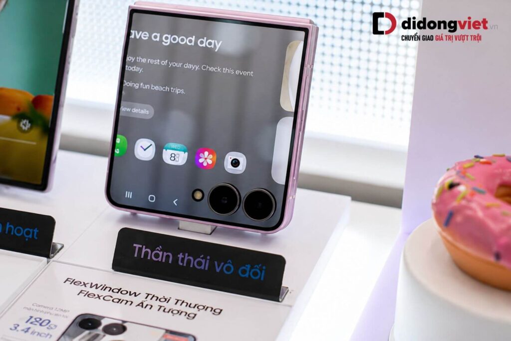 Hướng dẫn cách dùng các chế độ quay video trên Z Flip8: Tối ưu FlexCam và Camcorder 9 FlexWindow 4.1 inch giúp quay chụp tức thì và ghi hình đa góc nhìn mà không cần mở máy.