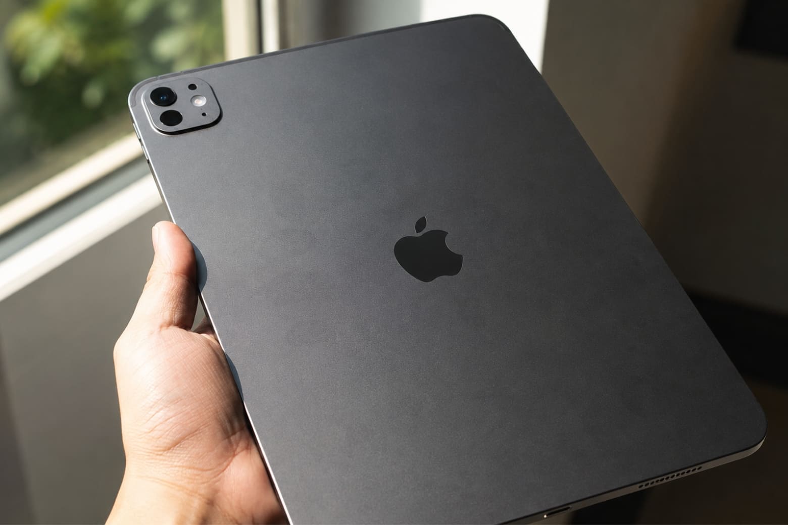 iPad Pro M5 có mấy màu? Nên chọn đen không gian hay bạc? 5 Đánh giá thực tế iPad Pro M5 màu Đen không gian