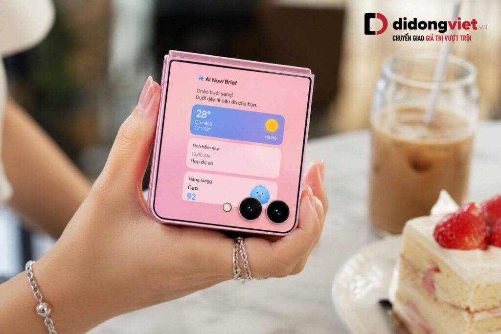 Samsung Z Flip8 có mấy màu? Đánh giá thực tế và bài toán kinh tế lên đời 9 Samsung Z Flip8 màu Hồng Rosé kết hợp màn hình phụ FlexWindow hiển thị tính năng AI