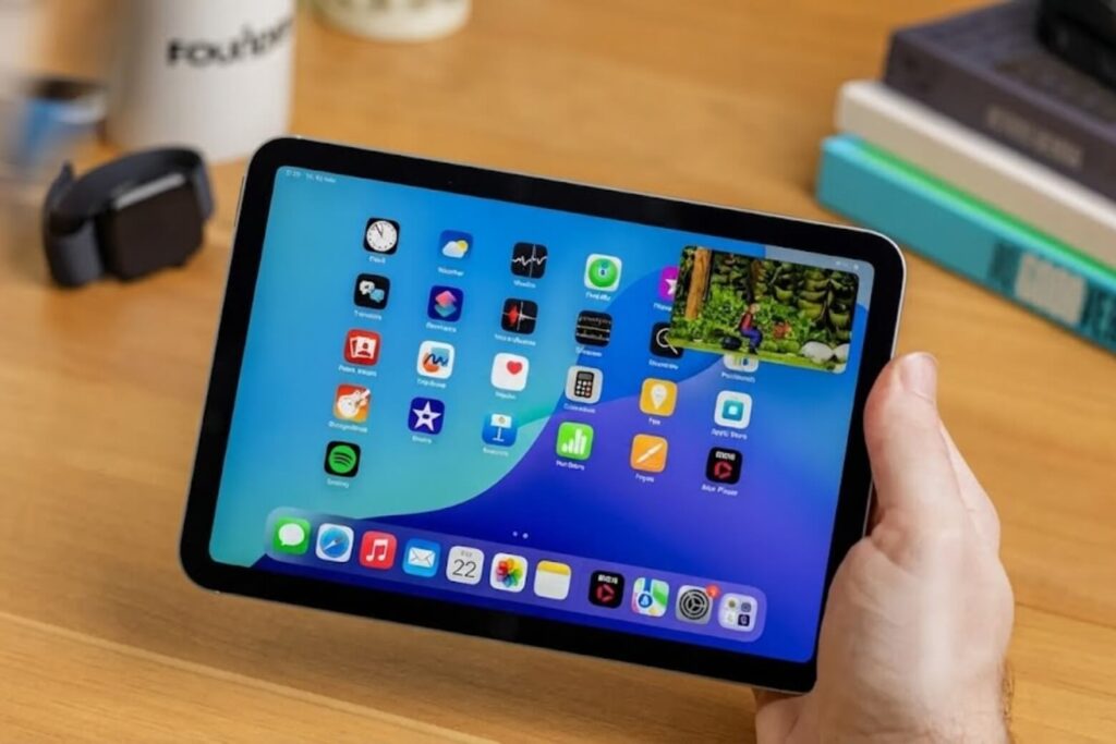 So sánh iPad mini 7 và iPad A16: Chọn sức mạnh AI hay không gian lớn? 10 iPad mini 7 vượt trội với USB 3 tốc độ cao, trong khi cả hai vẫn cho thời lượng pin khoảng 10 giờ.
