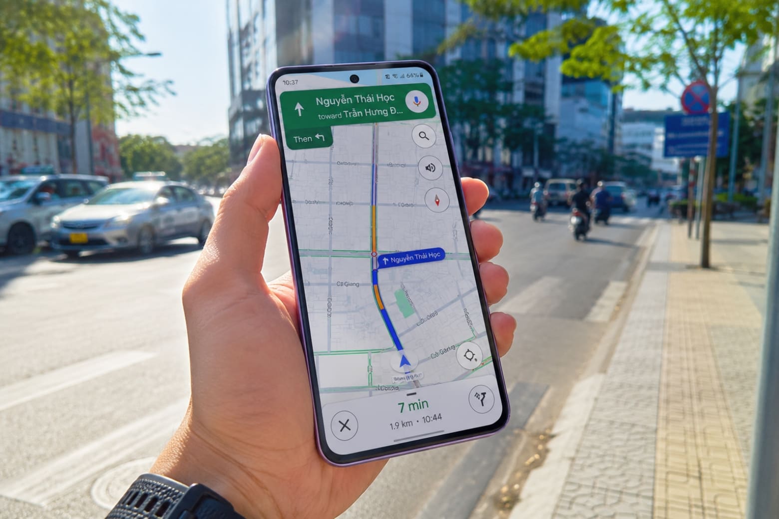 So sánh OPPO A5i và REDMI 15C lựa chọn nào phù hợp cho nhu cầu máy phụ giá rẻ 7 Màn hình điện thoại hiển thị ứng dụng bản đồ ngoài trời nắng gắt