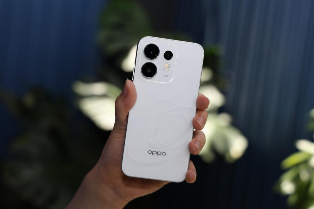 So sánh OPPO Reno16 F và OPPO Reno16 để tối ưu mức chênh lệch 3 triệu đồng 12 OPPO Reno16 F gây ấn tượng với thiết kế HoloVerse 3D thời trang cùng khung Polycarbonate nhẹ