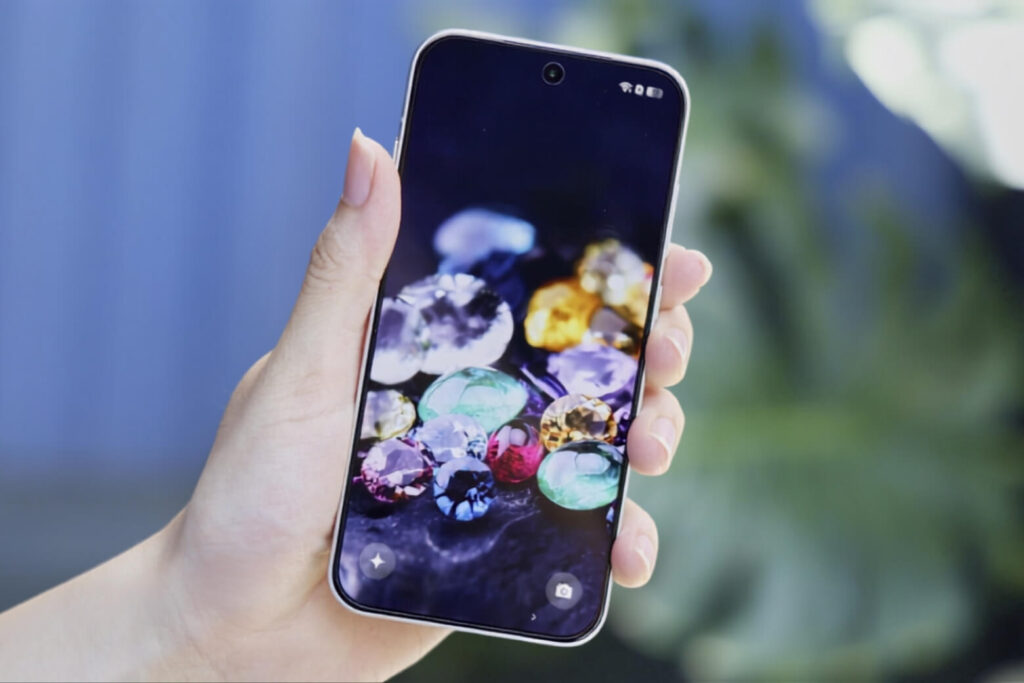 So sánh OPPO Reno16 F và OPPO Reno16 để tối ưu mức chênh lệch 3 triệu đồng 13 OPPO Reno16 vượt trội với màn hình LTPS AMOLED 1.5K sáng 3600 nits, hiển thị sắc nét và rõ ràng ngay cả dưới nắng gắt.