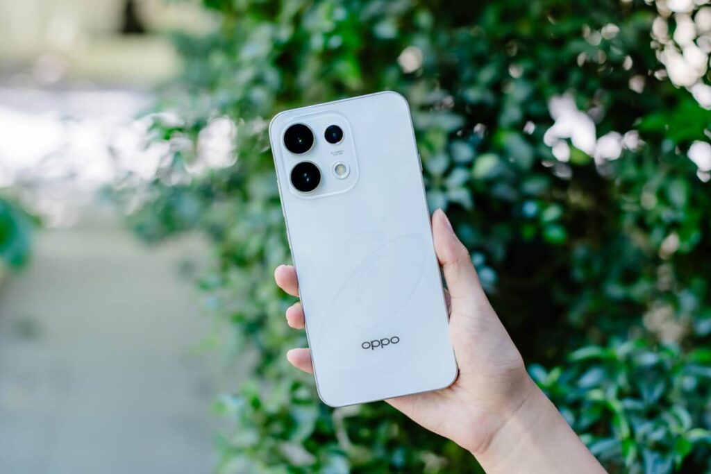 So sánh OPPO Reno16 F và OPPO Reno16 Pro chi tiết trước khi quyết định 7 OPPO Reno16 F: màn hình AMOLED 120Hz, chip Dimensity 7300-Energy, pin 7.000mAh sạc nhanh 80W.