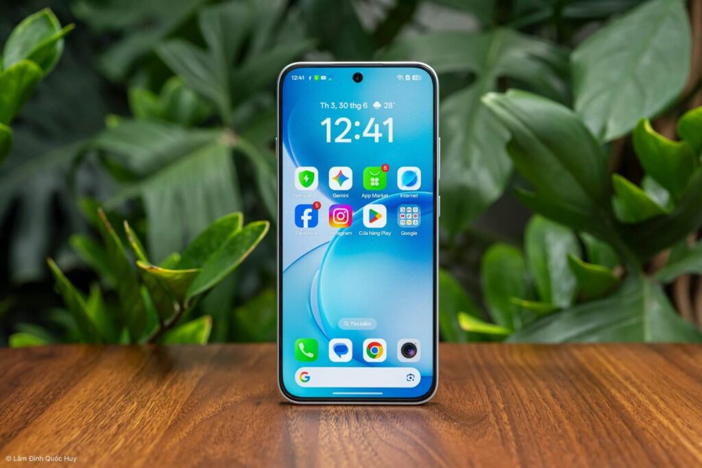 So sánh OPPO Reno16 F và Xiaomi 17T để tìm lựa chọn tối ưu cho bạn 15 OPPO Reno16 F 5G: Màn hình AMOLED bền bỉ với kính Crystal Guard