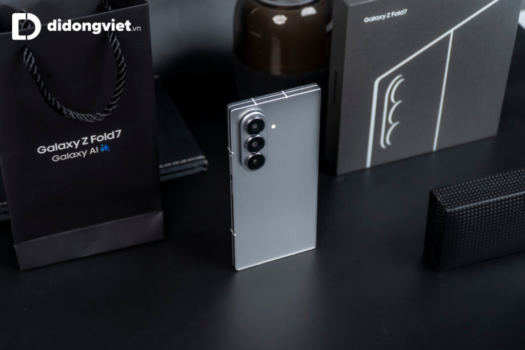 So sánh Samsung Galaxy S26 Ultra và Galaxy Z Fold7: Chọn camera đỉnh cao hay siêu đa nhiệm? 16 Galaxy Z Fold7 ghi điểm với thiết kế gập độc đáo, màn hình 8 inch rộng rãi và trải nghiệm đa nhiệm linh hoạt.