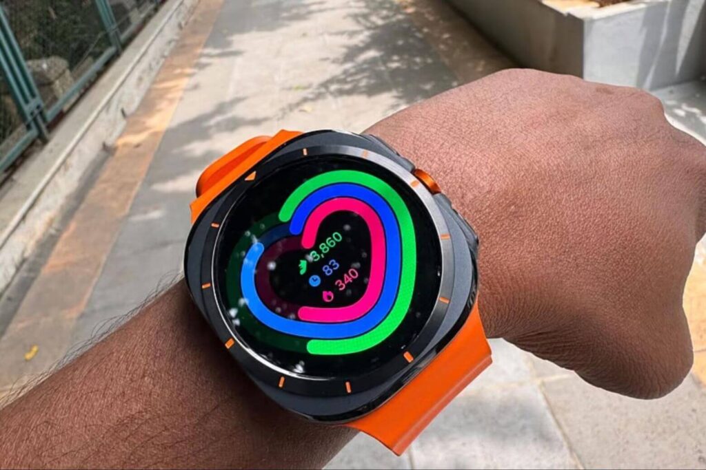 So sánh Samsung Galaxy Watch Ultra2 và Galaxy Watch Ultra chi tiết 8 Galaxy Watch Ultra vẫn nổi bật với khung Titanium bền bỉ, thiết kế chắc chắn và trải nghiệm đeo cao cấp cho người dùng
