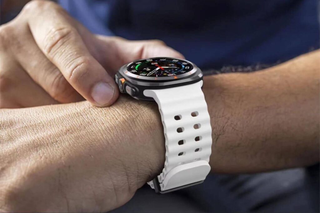 So sánh Samsung Galaxy Watch Ultra2 và Galaxy Watch Ultra chi tiết 11 Galaxy Watch Ultra vẫn đáp ứng tốt nhu cầu luyện tập với pin bền bỉ và màn hình 3.000 nits hiển thị rõ trong điều kiện ngoài trời.