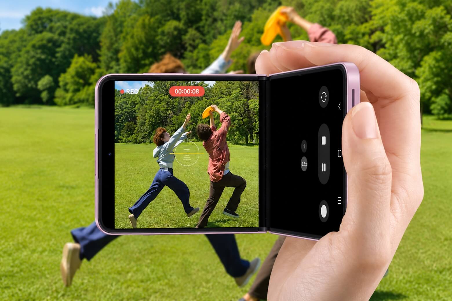 So sánh Samsung Galaxy Z Flip8 và HONOR Magic V Flip 2: Lựa chọn nào phù hợp? 14 So sánh Samsung Galaxy Z Flip8 và HONOR Magic V Flip 2 FlexCam