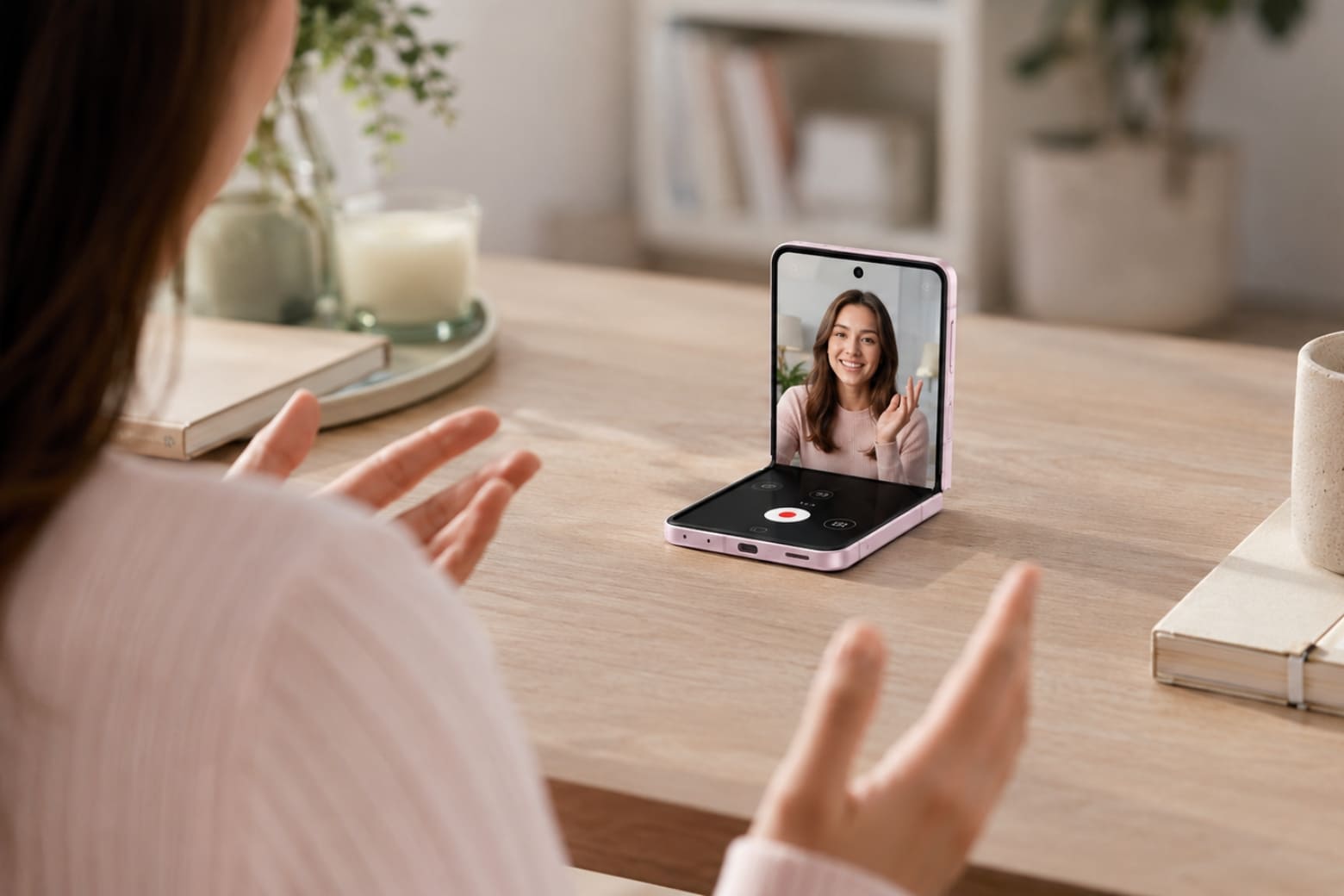 So sánh Samsung Z Flip8 và Galaxy S26 Plus định hướng chọn thời trang gập hay tính ứng dụng 8 Tận dụng cơ chế bản lề gập FlexMode trên Galaxy Z Flip8 để tự động quay video vlog rảnh tay không cần chân đế