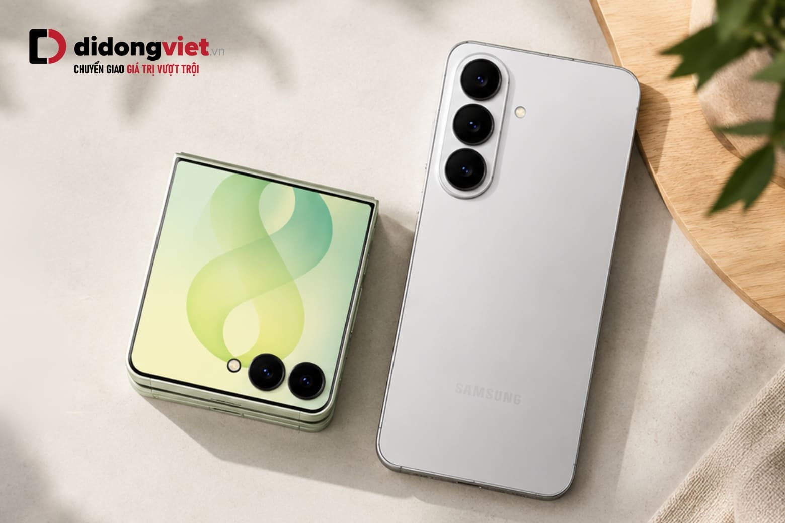So sánh Galaxy Z Flip8 và Galaxy S26 dựa trên phong cách và giá trị sử dụng thực tế 6 So sánh thiết kế Galaxy Z Flip8 gập vỏ sò và Galaxy S26 dạng thanh truyền thống