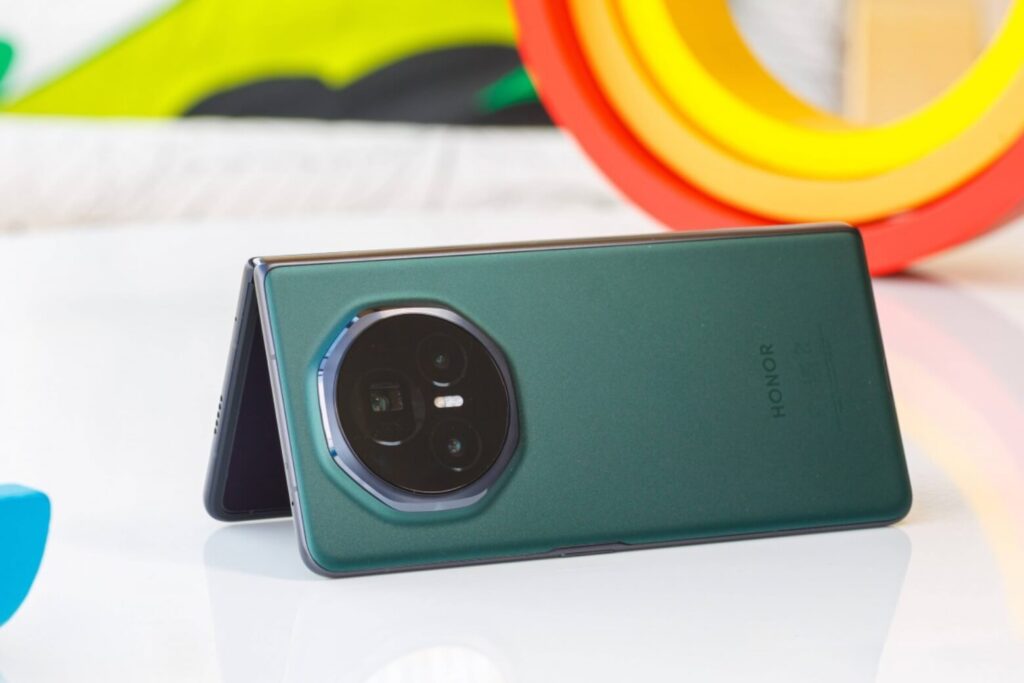 So sánh Samsung Z Flip8 và Honor Magic V3 trong cùng tầm giá 8 Honor Magic V3 nổi bật với màn hình gập lớn và thiết kế siêu mỏng, mang đến trải nghiệm gần như một máy tính bảng.