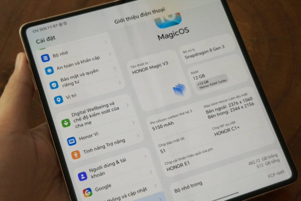 So sánh Samsung Z Flip8 và Honor Magic V3 trong cùng tầm giá 10 Honor Magic V3 nổi bật với màn hình ngoài 5.000 nits và công nghệ PWM 4320Hz cho trải nghiệm hiển thị ấn tượng.