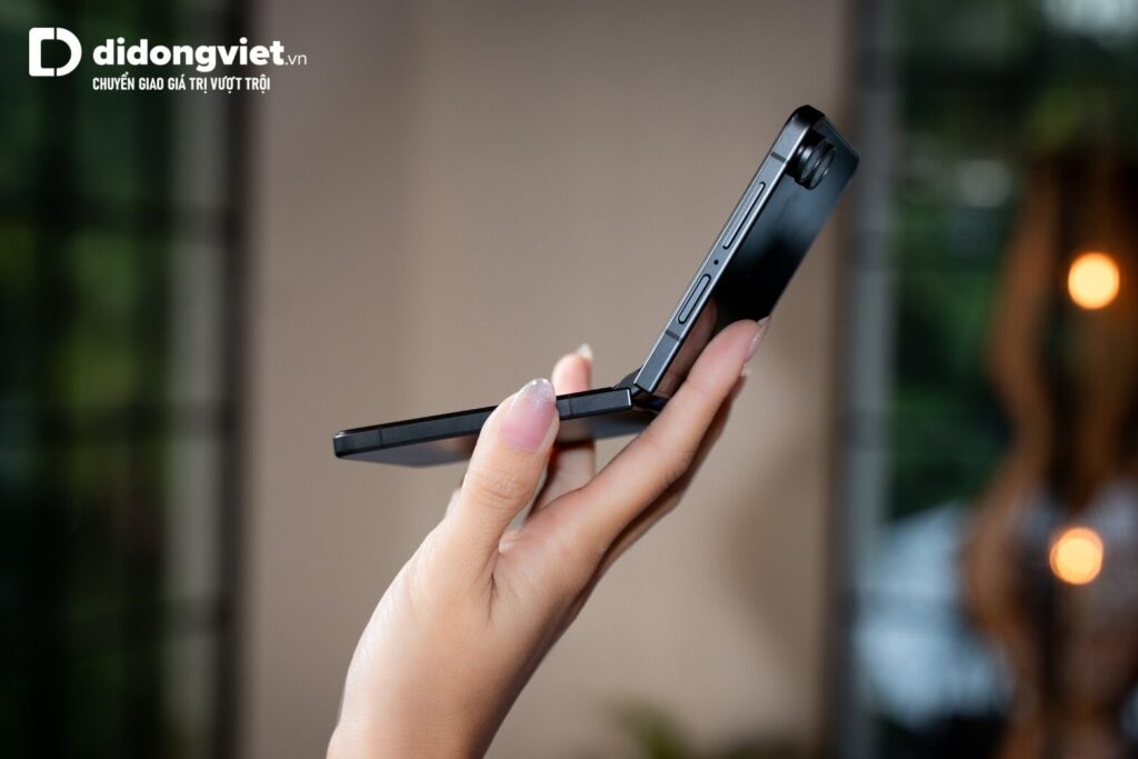 So sánh chi tiết Samsung Z Flip8 và Honor Magic V5 7 Galaxy Z Flip8 nổi bật với thiết kế gập nhỏ gọn, bản lề Flex chắc chắn và trải nghiệm sử dụng một tay linh hoạt.