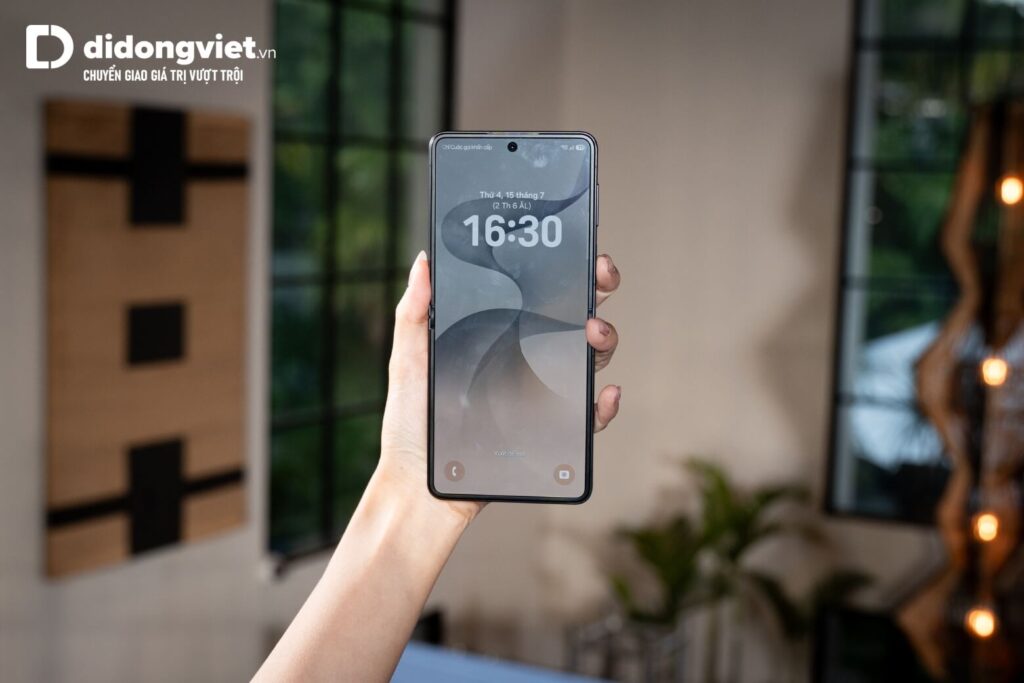 So sánh chi tiết Samsung Z Flip8 và Honor Magic V5 9 Galaxy Z Flip8 nổi bật với FlexWindow 4.1 inch và Galaxy AI, giúp xử lý nhanh các tác vụ hằng ngày mà không cần mở máy.