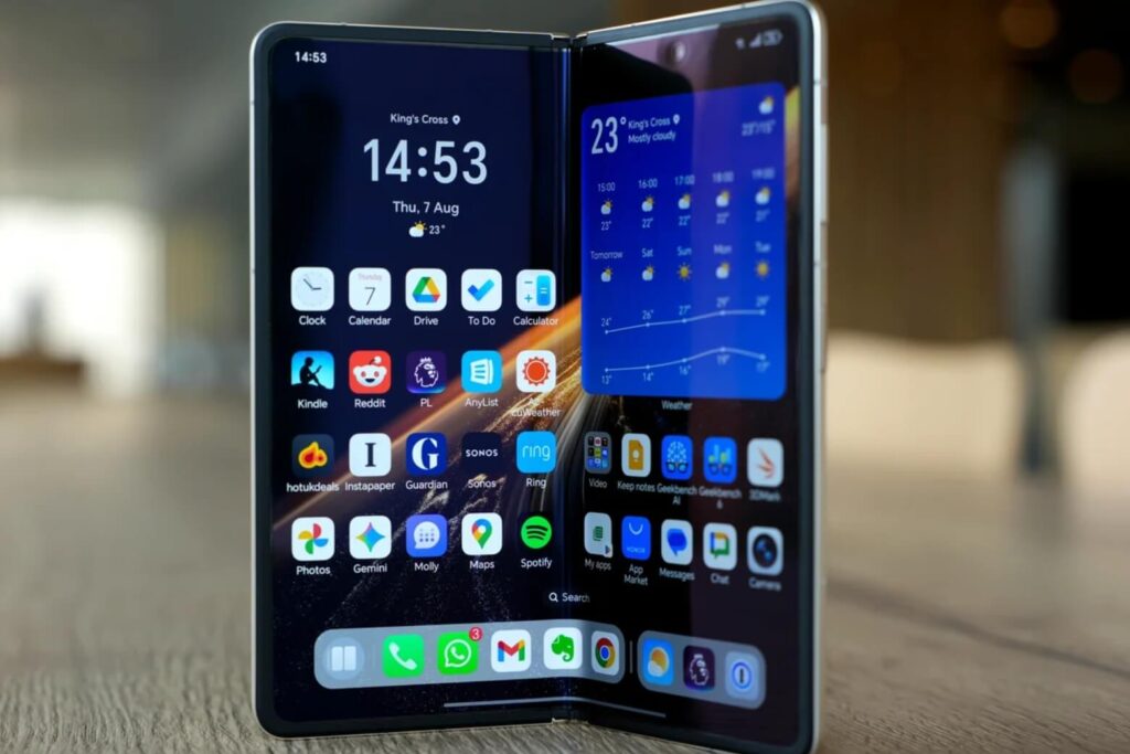So sánh chi tiết Samsung Z Flip8 và Honor Magic V5 10 Honor Magic V5 nổi bật với màn hình 7.95 inch, MagicOS 9 và công nghệ bảo vệ mắt PWM 4320Hz.