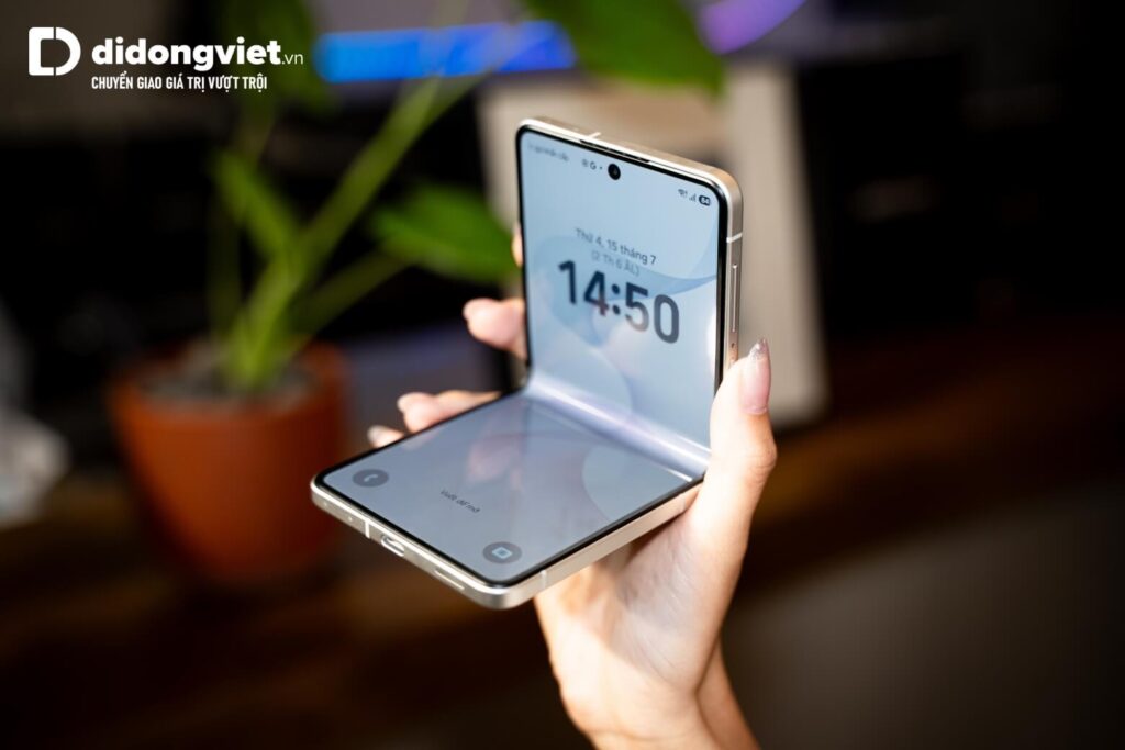 So sánh chi tiết Samsung Z Flip8 và Honor Magic V5 11 Galaxy Z Flip8 tối ưu nhiệt độ và hiệu quả sử dụng pin nhờ AI quản lý năng lượng thông minh.