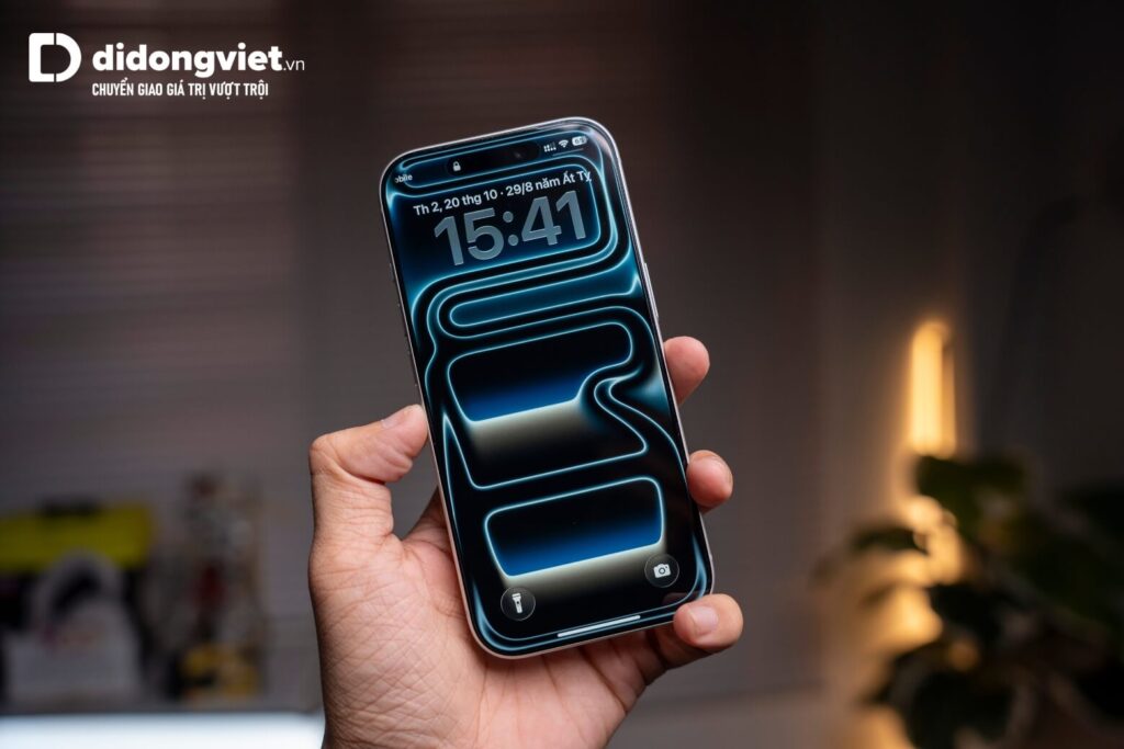 So sánh Samsung Z Flip8 và iPhone 17 Pro Max: Chọn gập gọn thời trang hay nguyên khối bền bỉ? 12 So sánh Samsung Z Flip8 và iPhone 17 Pro Max
