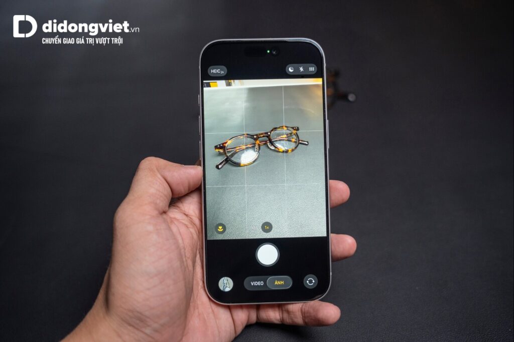 So sánh Samsung Z Flip8 và iPhone 17 Pro: Chọn linh hoạt gập mở hay hiệu năng nguyên khối? 11 So sánh Samsung Z Flip8 và iPhone 17 Pro