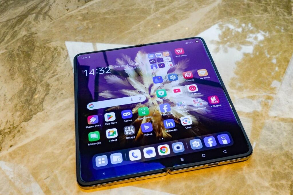So sánh Samsung Z Flip8 và OPPO Find N3 về thiết kế, cấu hình và độ bền thực tế 12 OPPO Find N3 nổi bật với kính tinh thể nano bền bỉ và bản lề mang lại cảm giác gập mở êm ái, chắc chắn.