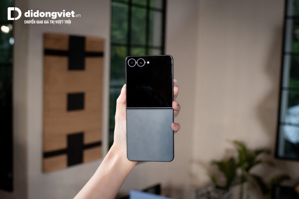 So sánh Samsung Z Flip8 và OPPO Find N3 về thiết kế, cấu hình và độ bền thực tế 14 Galaxy Z Flip8 nổi bật với camera 50MP và AI Bokeh, tối ưu cho chụp chân dung và sáng tạo nội dung nhanh.