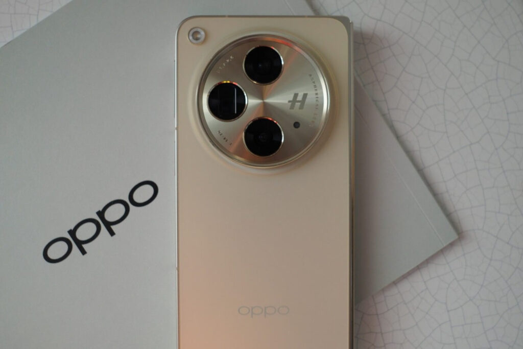 So sánh Samsung Z Flip8 và OPPO Find N3 về thiết kế, cấu hình và độ bền thực tế 15 OPPO Find N3 nổi bật với hệ thống camera Hasselblad chuyên nghiệp, hỗ trợ zoom quang 3x và chụp ảnh chất lượng cao.