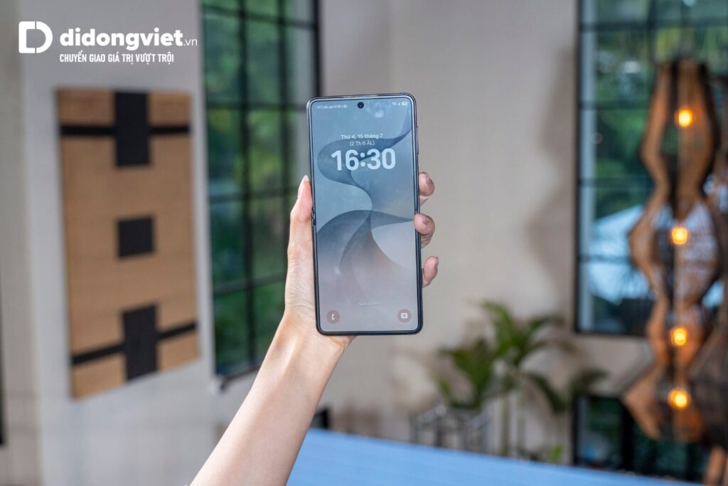 So sánh Samsung Z Flip8 và Samsung S26 Ultra: Chọn phong cách hay sức mạnh? 14 So sánh Samsung Z Flip8 và Samsung S26 Ultra