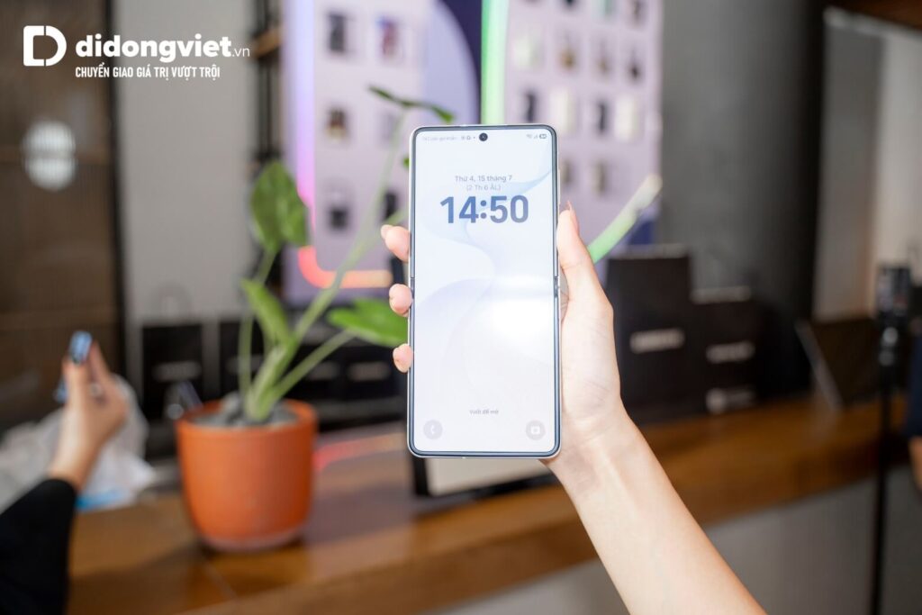 So sánh Samsung Z Flip8 và Samsung S26 Ultra: Chọn phong cách hay sức mạnh? 8 So sánh Samsung Z Flip8 và Samsung S26 Ultra