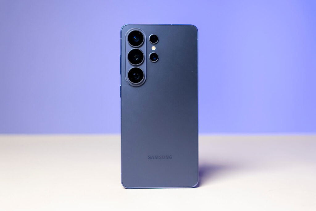 So sánh Samsung Z Flip8 và Samsung S26 Ultra: Chọn phong cách hay sức mạnh? 9 So sánh Samsung Z Flip8 và Samsung S26 Ultra
