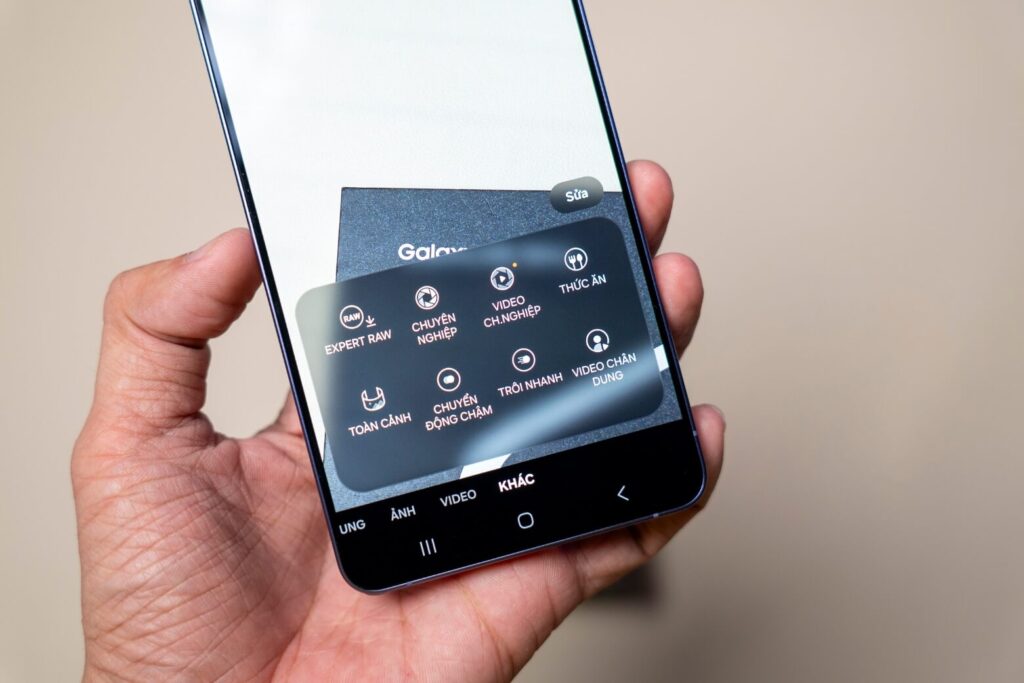 So sánh Samsung Z Flip8 và Samsung S26 Ultra: Chọn phong cách hay sức mạnh? 11 So sánh Samsung Z Flip8 và Samsung S26 Ultra
