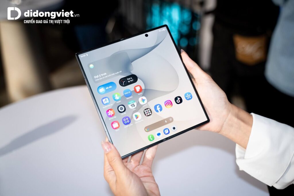 So sánh Samsung Galaxy Z Fold8 Ultra và Z Flip8 theo nhu cầu sử dụng thực tế 9 Galaxy Z Fold8 Ultra biến màn hình 8.0 inch thành không gian đa nhiệm lý tưởng cho công việc.