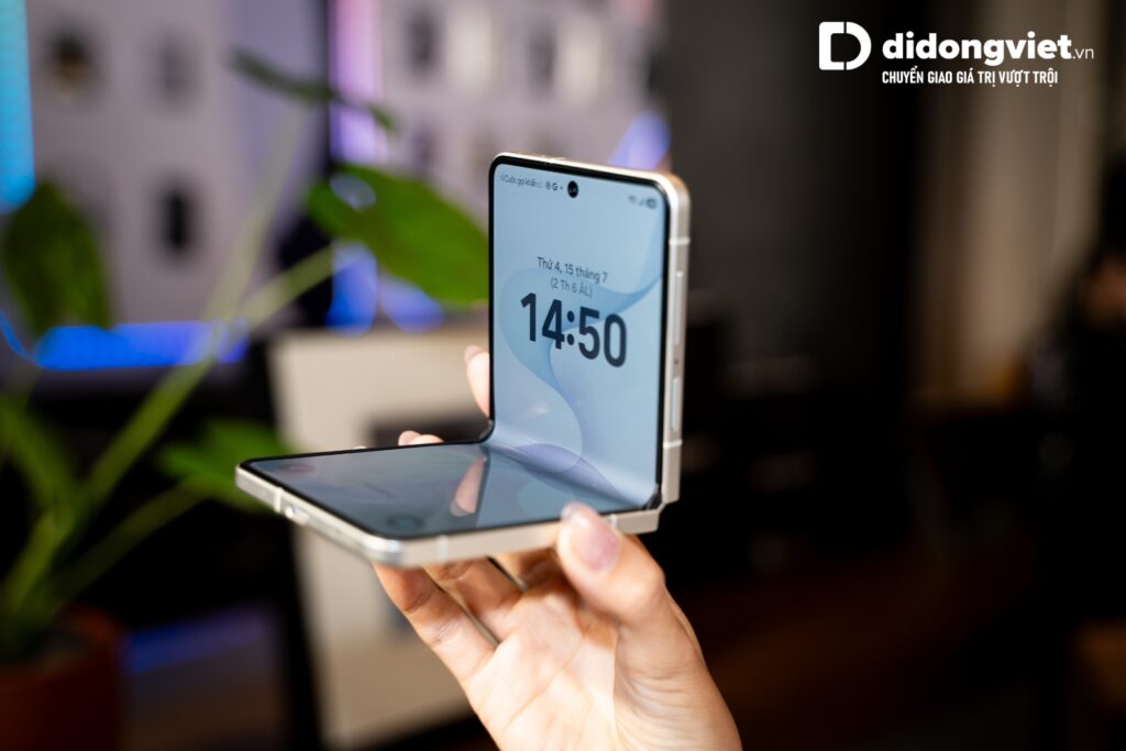 So sánh Samsung Galaxy Z Fold8 Ultra và Z Flip8 theo nhu cầu sử dụng thực tế 10 Galaxy Z Flip8 giúp xử lý nhanh mọi tác vụ hằng ngày ngay trên màn hình FlexWindow 4.1 inch.