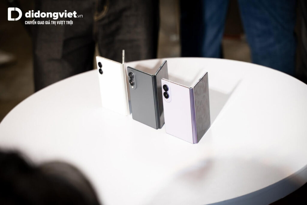 So sánh chi tiết Samsung Z Fold8 Ultra và Z Fold8 bản tiêu chuẩn 8 Galaxy Z Fold8 Ultra nổi bật với hiệu năng mạnh, thiết kế mỏng nhẹ và camera 200MP.