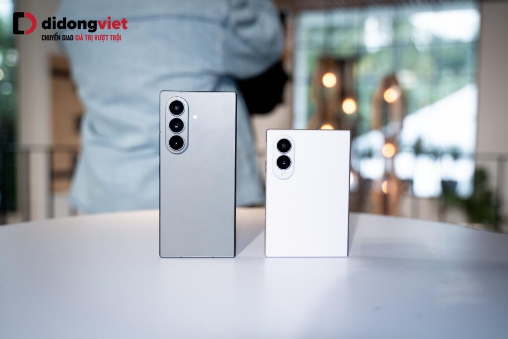 So sánh chi tiết Samsung Z Fold8 Ultra và Z Fold8 bản tiêu chuẩn 10 Galaxy Z Fold8 tiêu chuẩn chinh phục người dùng với thiết kế gập siêu nhẹ 201g, tối ưu trải nghiệm cầm nắm hằng ngày.