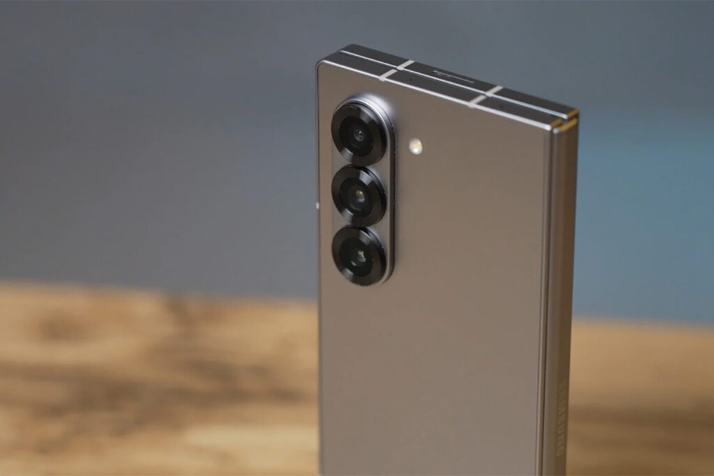 So sánh Samsung Z Fold8 và Z Fold6 về thiết kế và chi phí lên đời 14 Galaxy Z Fold6 nổi bật với hệ thống camera 3 ống kính và zoom quang học 3x linh hoạt.