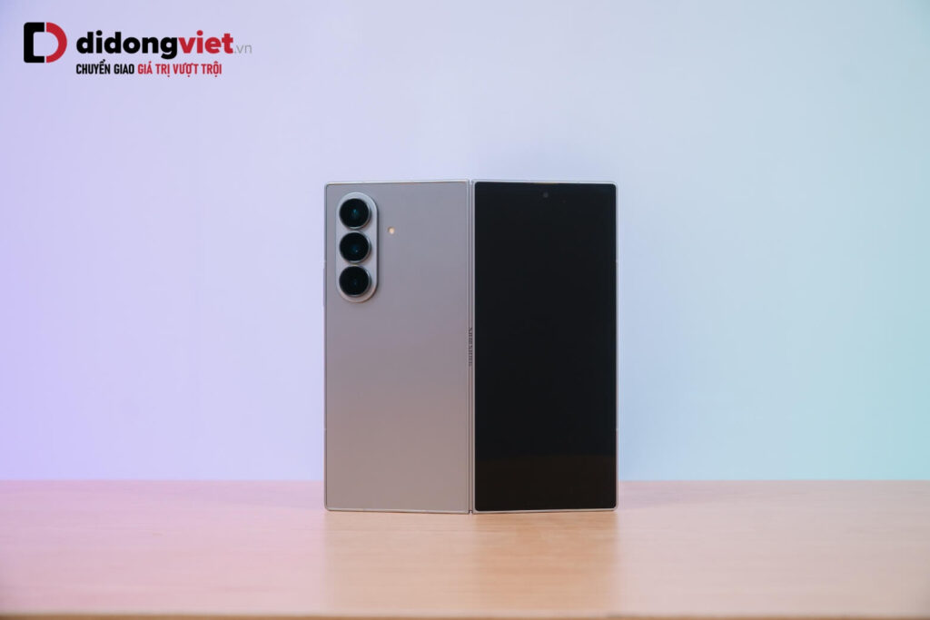 So sánh Samsung Z Fold8 Wide và Z Fold7: Nên chọn máy nào? 23 Galaxy Z Fold7 với màn hình ngoài 6.5 inch mang đến trải nghiệm sử dụng quen thuộc và thuận tiện như một smartphone truyền thống.